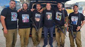 חיילי הנדסה קרבית עם אלי הולנדר, צילום: יחצ